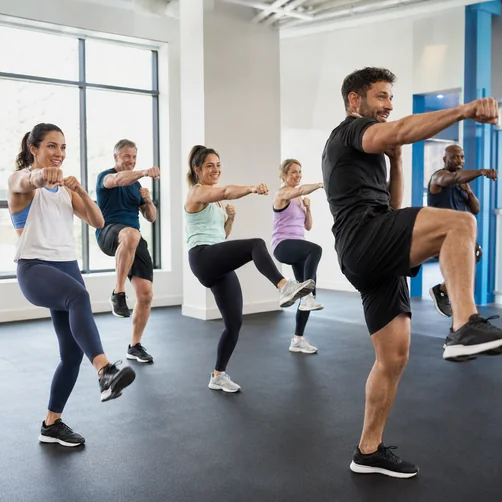 Cours collectif de cardio inspiré des arts martiaux